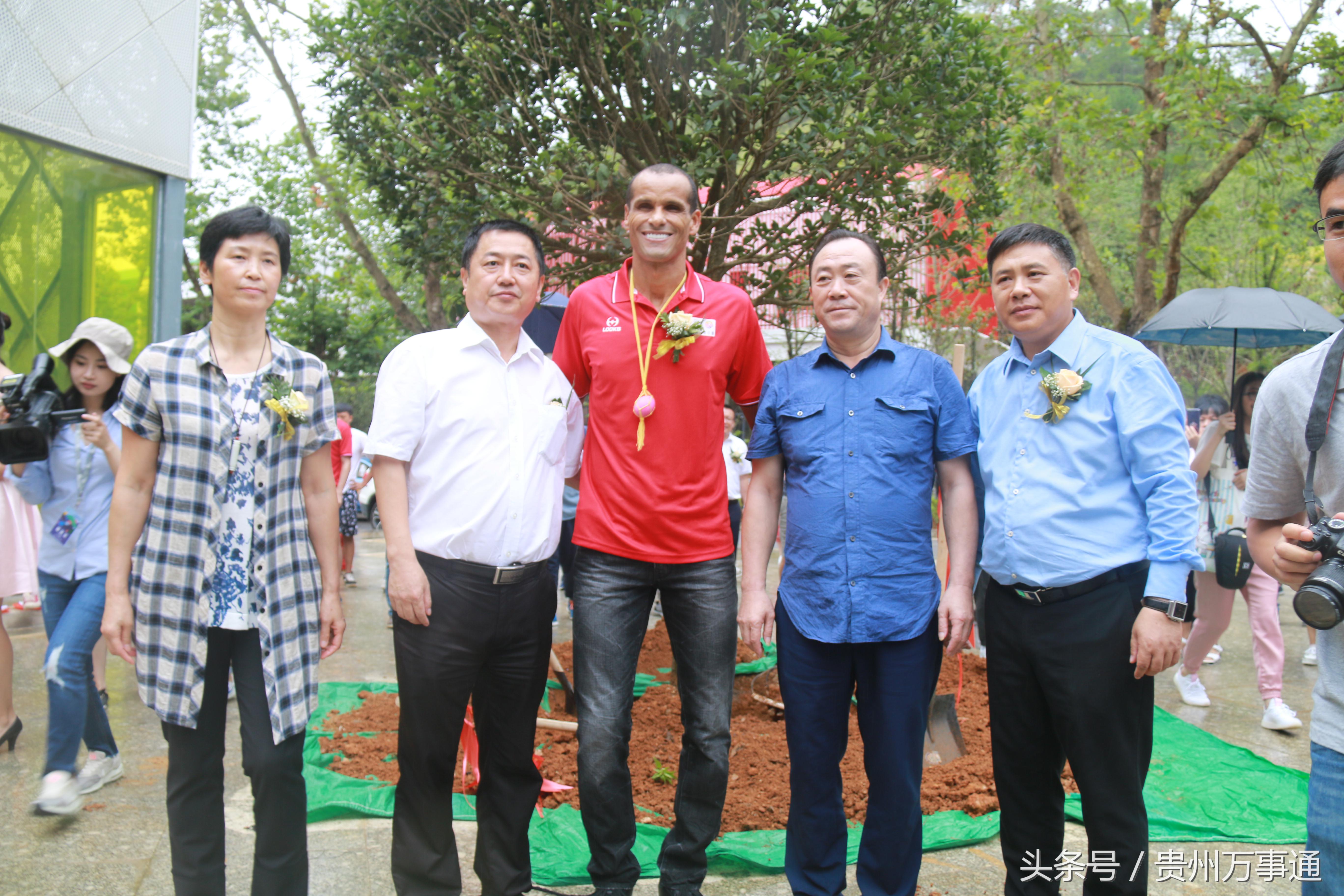 足球文旅小镇正式对外开放、荣誉镇长里瓦尔多共见证