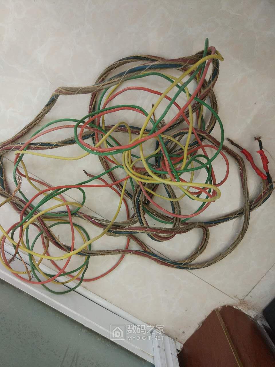 怎样拆微波炉变压器才能改点焊机,报废微波炉改点焊机