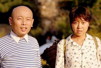 葛优《手机2》造型照暴光，万年光头造型，终于有头发了