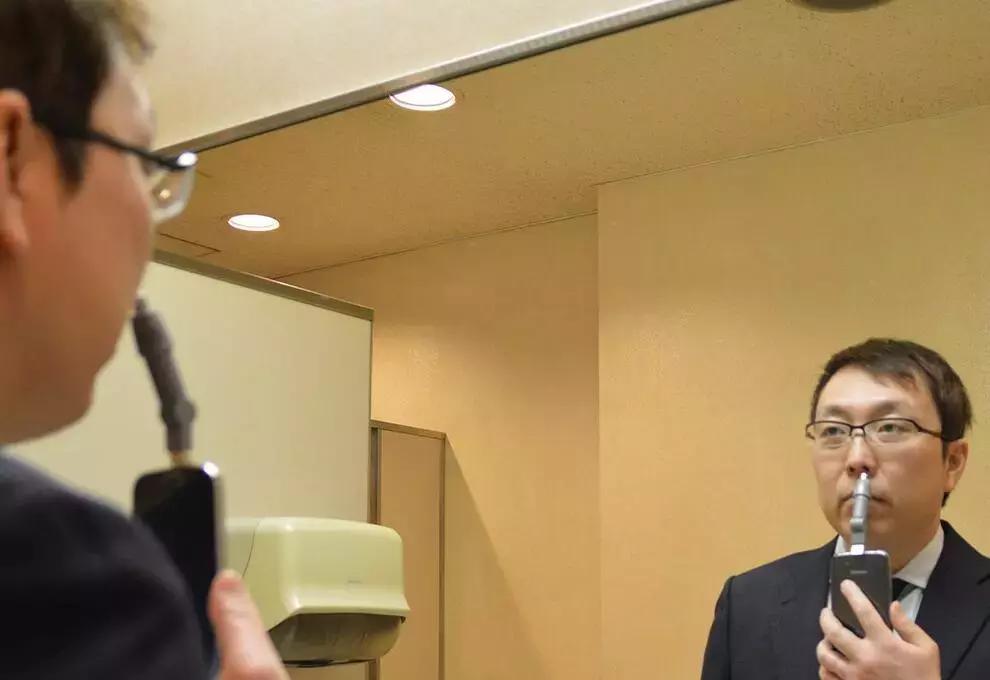 桌上烤肉串，手机剃鼻毛，这些产品脑洞真的很神奇了！