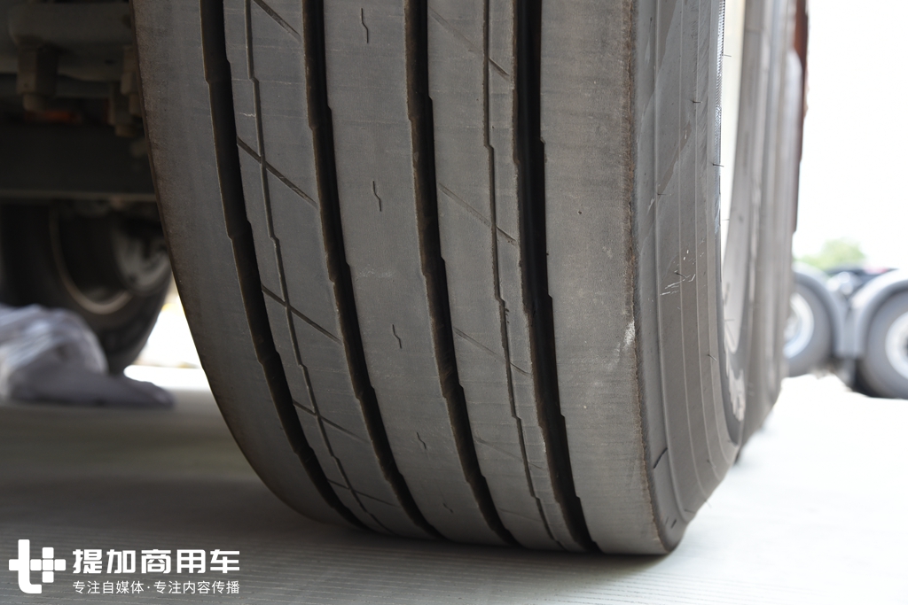 轻量化牵引车德龙x3000大梁整体图,德龙x3000前四后八轻量化大梁