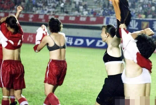 中国女足vs白斩鸡,女足进球脱球衣庆祝视频盘点