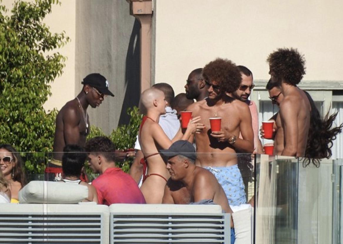 乐不思蜀！世界杯冠军博格巴办泳池party，光头美女抢镜