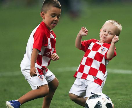 足球场抢镜球童,足球场里颁奖典礼