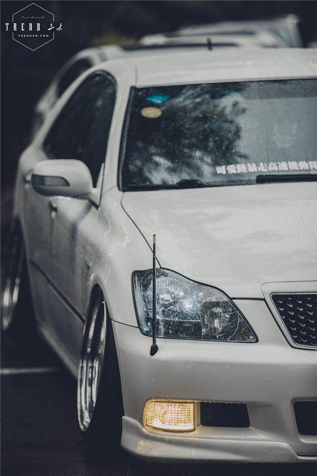 白外黑内反差强烈，为了成为VIP大佬车友竟将两部皇冠“合二为一”