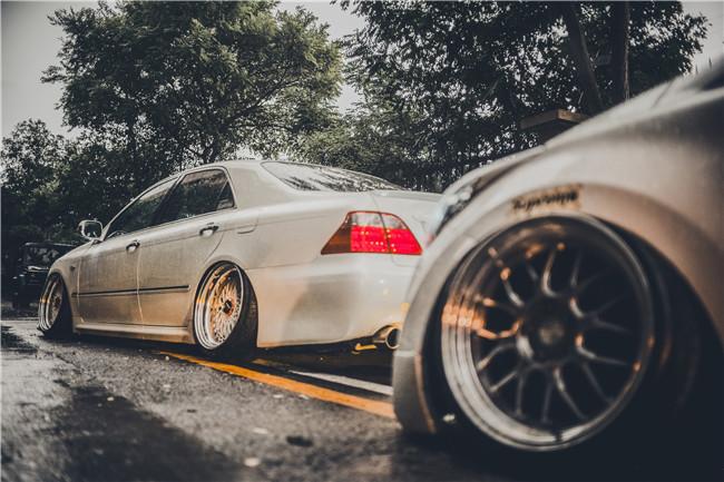 白外黑内反差强烈，为了成为VIP大佬车友竟将两部皇冠“合二为一”