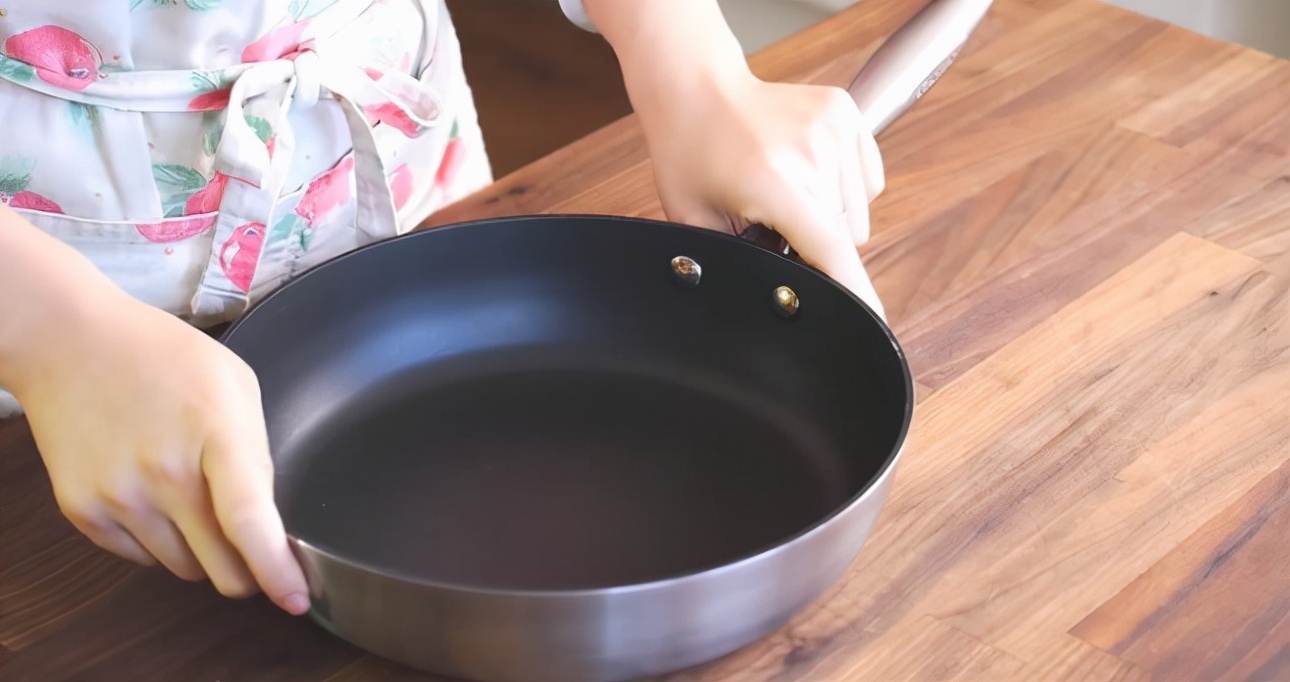 不粘锅涂层掉了有毒吗视频,不粘锅的涂层掉了用它炒菜有毒吗