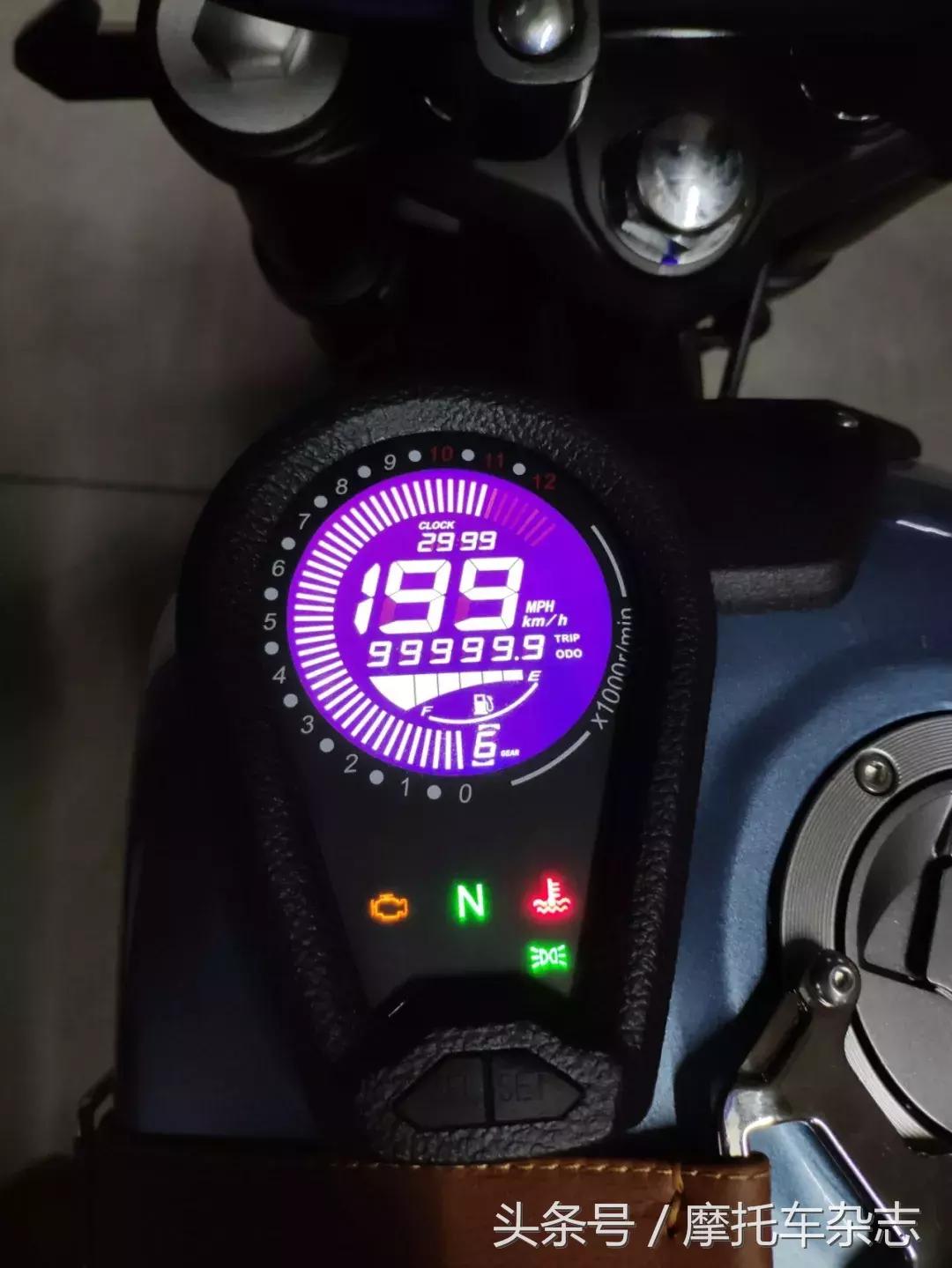 全车LED，仪表在油箱上，原厂钥匙竟然是开瓶器，力帆KPM200开箱