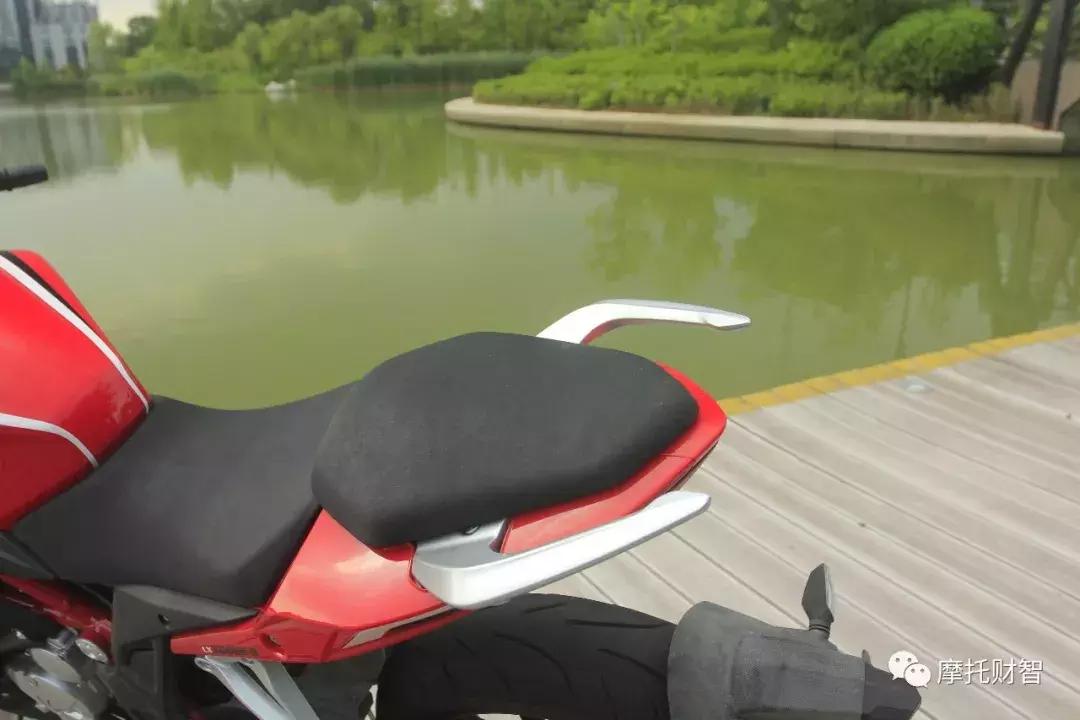 最新款隆鑫无极300rr,无极300rr19款和20款有什么区别吗