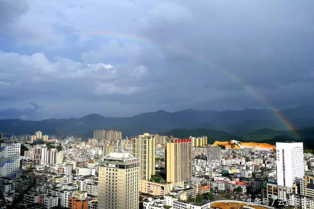 今日下午一场太阳雨引来众多市民拍照!