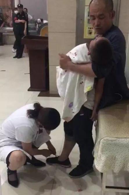 面对满脸血污全身溃烂的孩子,哈尔滨女医生一动作温暖整个朋友圈