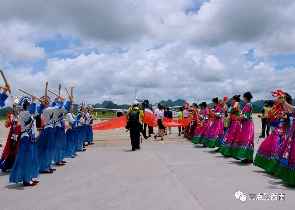 兴义万峰林飞机降落视频夜景,兴义万峰林机场飞机起飞视频