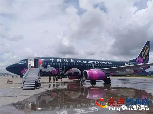 兴义万峰林飞机降落视频夜景,兴义万峰林机场飞机起飞视频