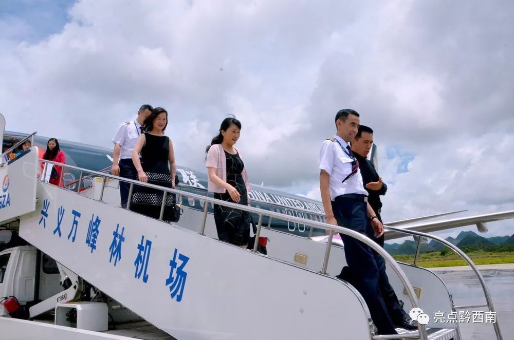 兴义万峰林飞机降落视频夜景,兴义万峰林机场飞机起飞视频