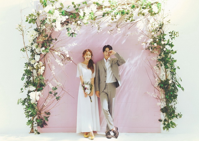 韩国济州岛拍婚纱照花墙,青岛油画墙婚纱照