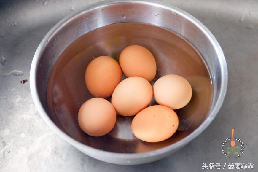 鸡蛋怎么煮蛋黄刚好可以流动,鸡蛋煮多久蛋黄会成型