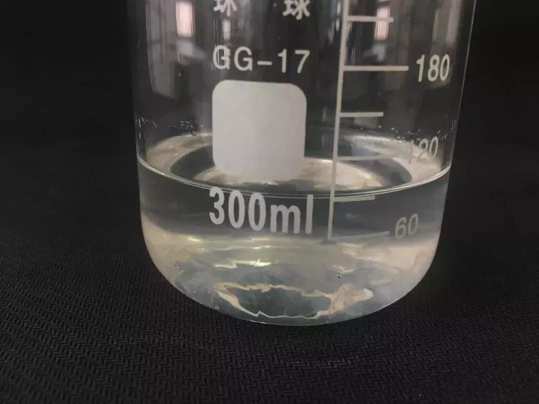 人手一罐的自然乐园芦荟胶，我很怀疑里面到底有没有芦荟！