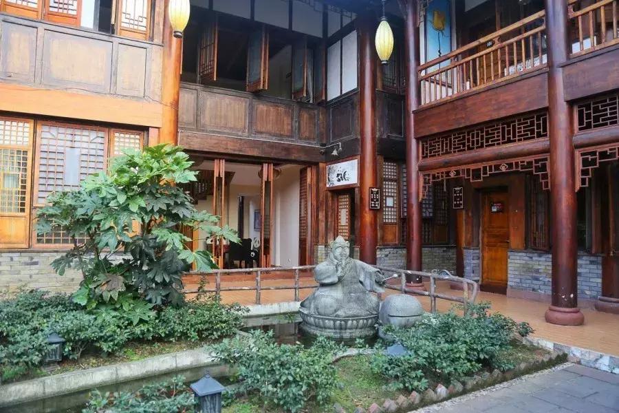 峨眉山吃住玩一体的地方,峨眉山徒步休息住宿