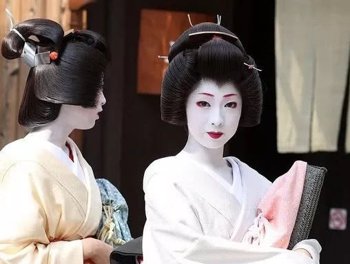 散粉或者粉饼无粉感,蜜粉散粉粉饼区别在哪