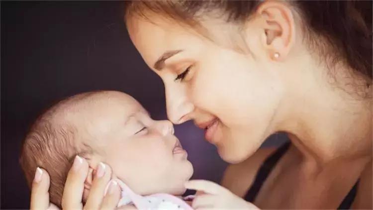 哺乳期碰到乳房该怎么办,哺乳期来例假有前兆没