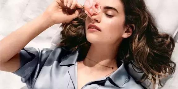 女孩穿上水晶鞋可以操控整个世界,穿上水晶鞋变成美女