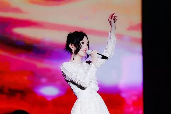 时髦办｜肯豆、LV太子妃能把白色穿出花儿？真能！