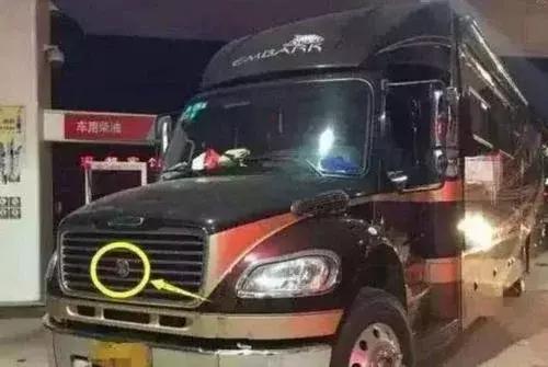 成龙救援房车视频,成龙房车被困泥石流