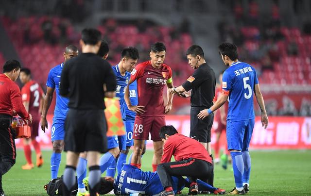 球场拖延症得靠“神医”来治？装伤小把戏已拖中国足球后腿