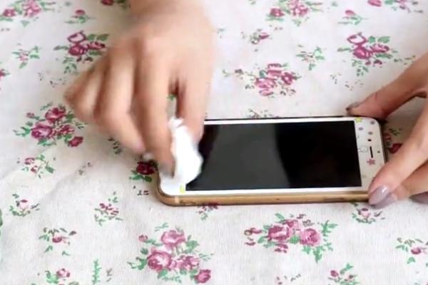 手机屏幕脏了怎么能擦干净,手机屏幕脏了用什么可以擦干净