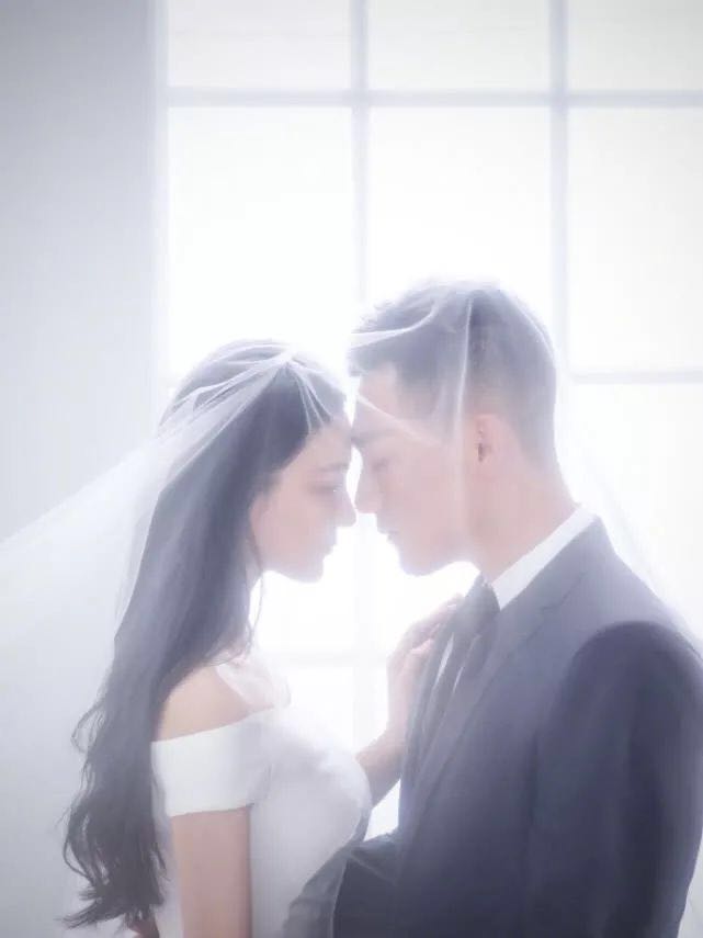 张馨予和何捷结婚照,张馨予和老公何捷军装照片