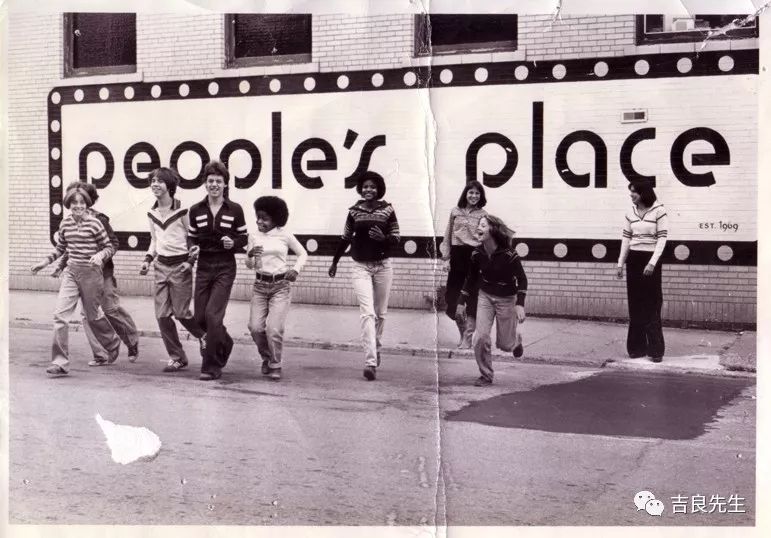 让时装变得民主化，他一直在这么做