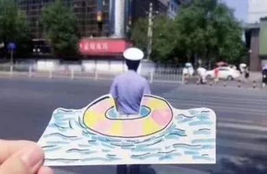 盛夏送清凉，温暖交警心