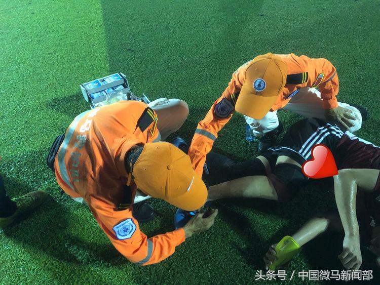 微马救护队为“联建杯”足球赛第七个比赛日全程守护