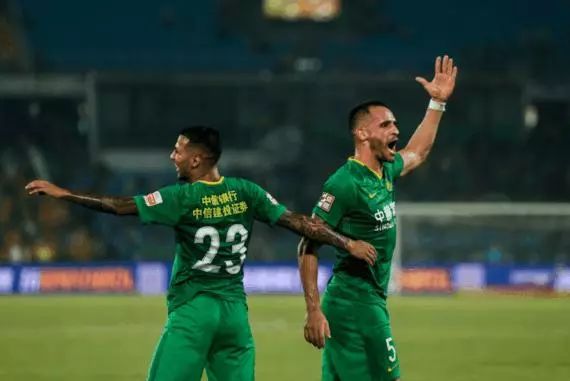 奥古斯托解围反弹打到边裁,施密特盛赞奥古斯托