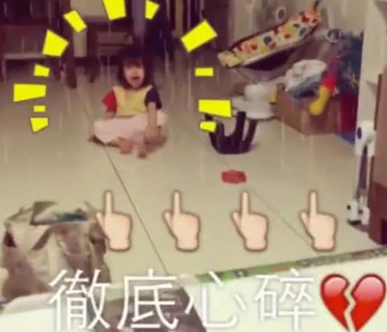 小姑娘跟妈妈争宠,小姑娘跟妈妈争老公