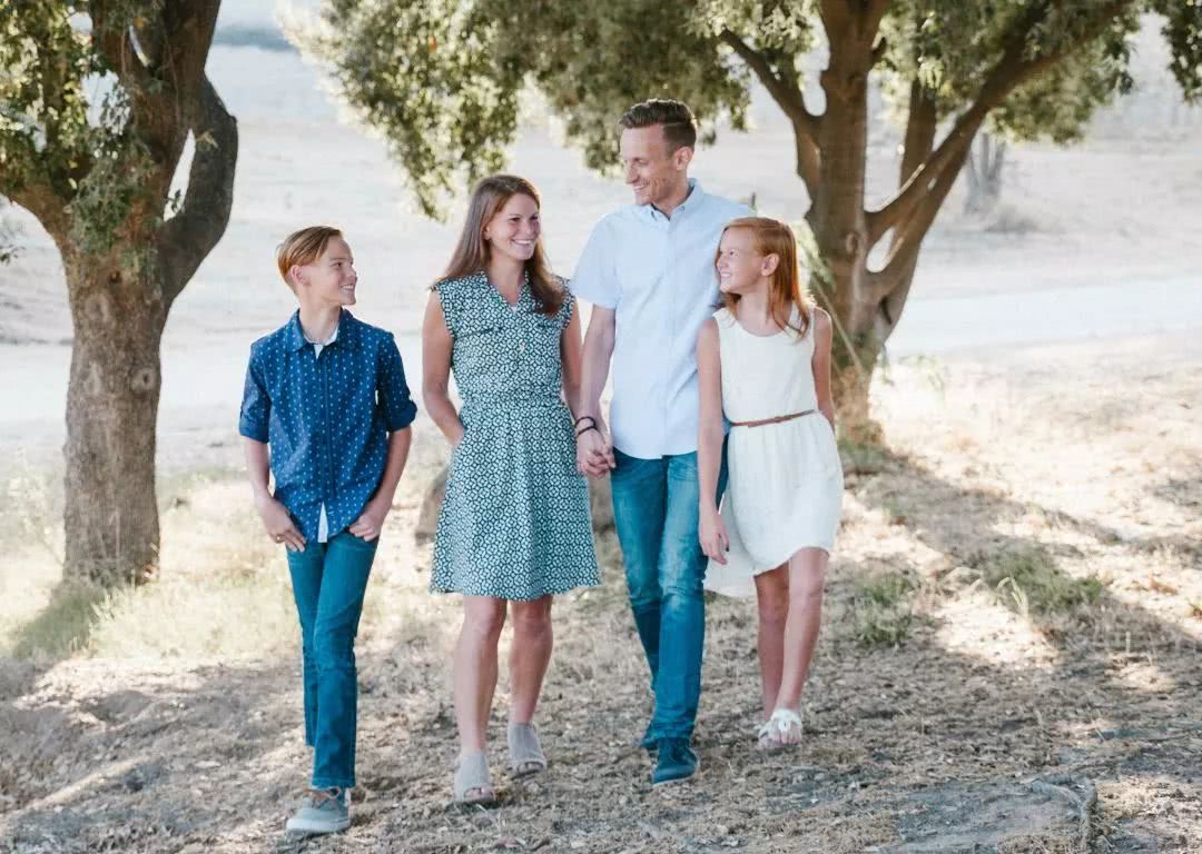 小姑娘跟妈妈争宠,小姑娘跟妈妈争老公