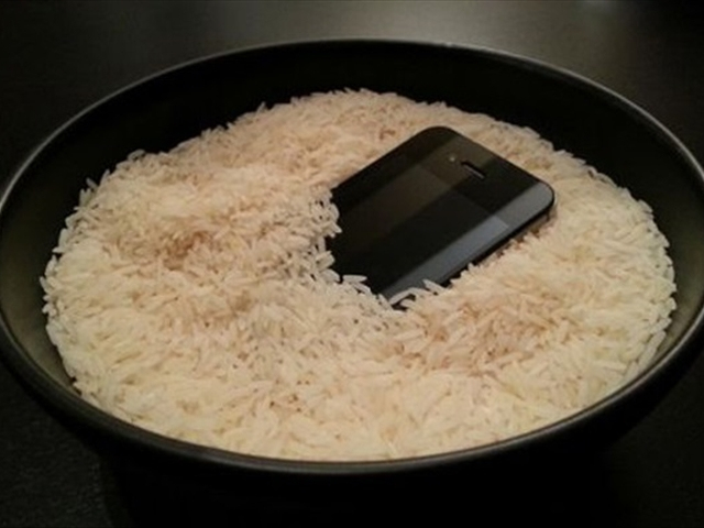 手机落水了有什么办法可以拯救,手机落水该怎么办