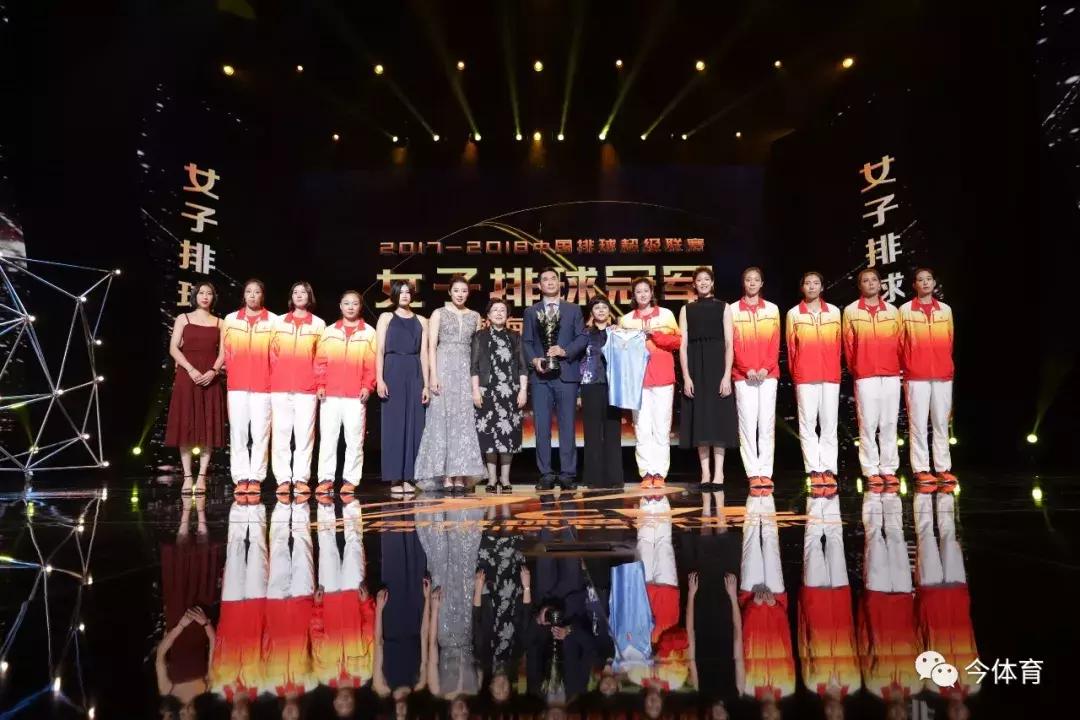 排超联赛天津女排捧起第16冠,排超联赛天津女排颁奖牌和鲜花