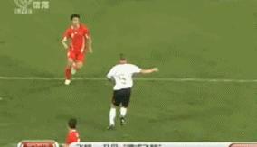 国足险些进球,国足尴尬过人
