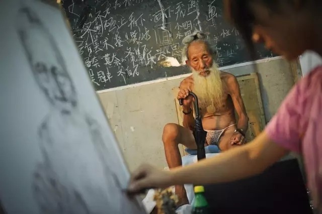 裸模：出*身卖**体而不是灵魂