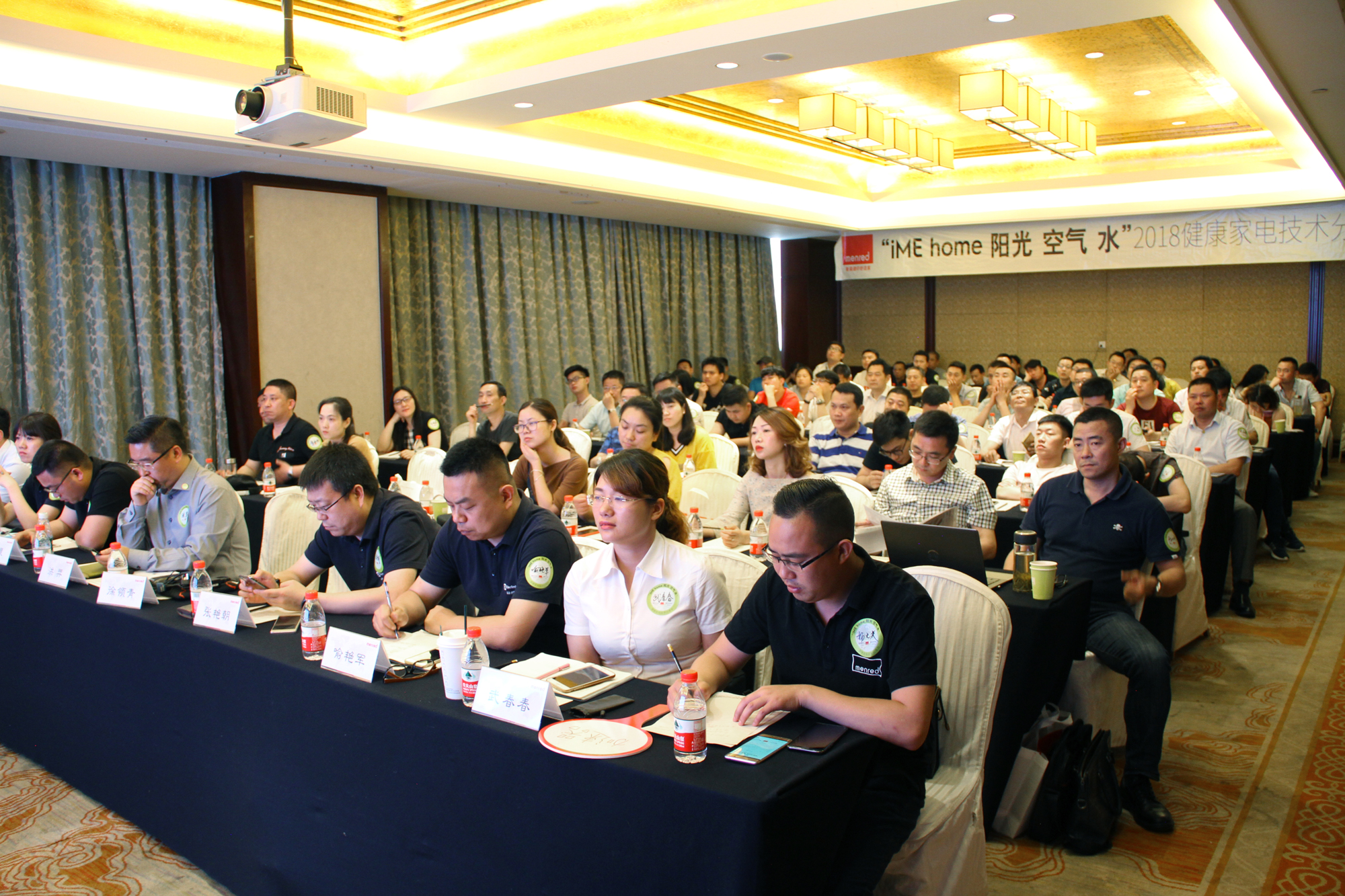 太skr，曼瑞德聘请十位“超级服务员”专门做这件事！