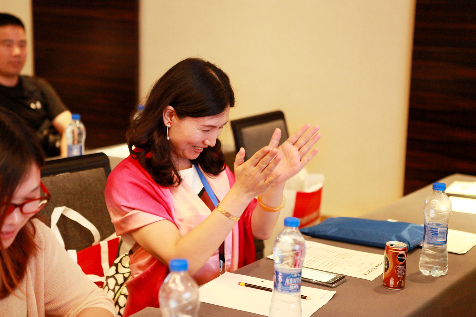 太skr，曼瑞德聘请十位“超级服务员”专门做这件事！