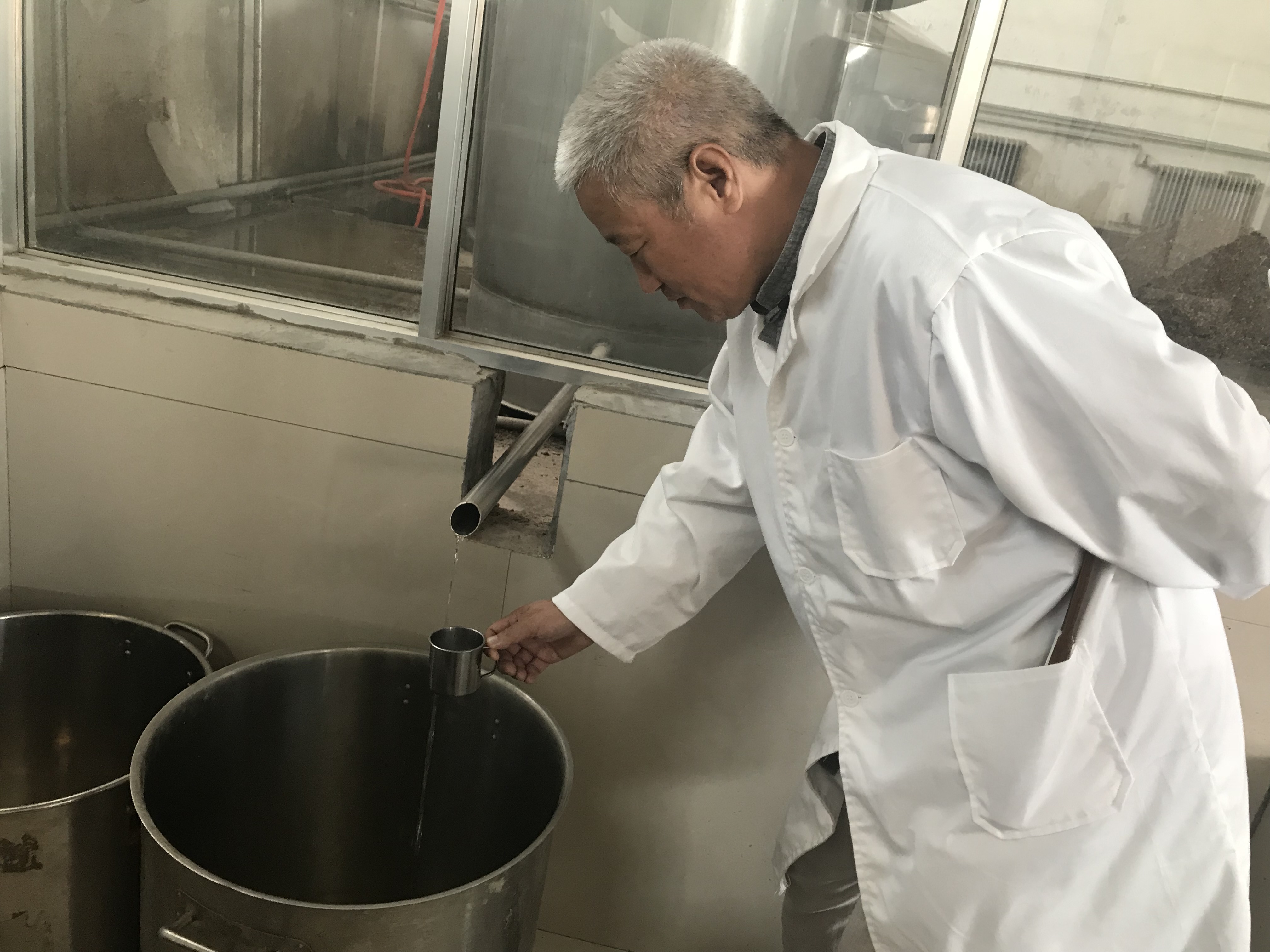 刚到高原是不是要少喝水,初到高原吃些什么好