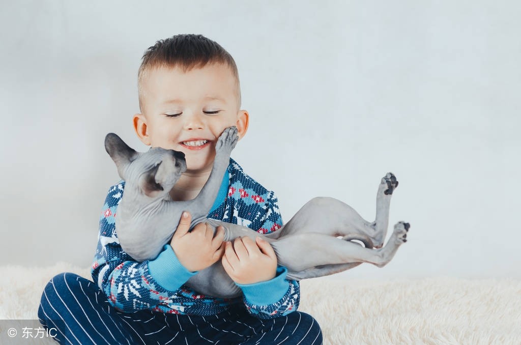 孩子喜欢摸他人的东西怎么办,小孩喜欢摸别人手怎么办