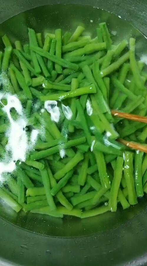 芝麻酱豇豆凉拌怎么做好吃又简单,生豇豆香菜辣椒凉拌做法大全家常