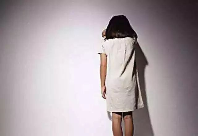 “妈妈,求你了,我不想去……”男老师对女孩子竟然做出这种事!