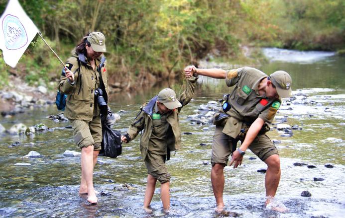 小孩经常玩手机应怎样去教育,孩子玩手机家长该如何正确教育