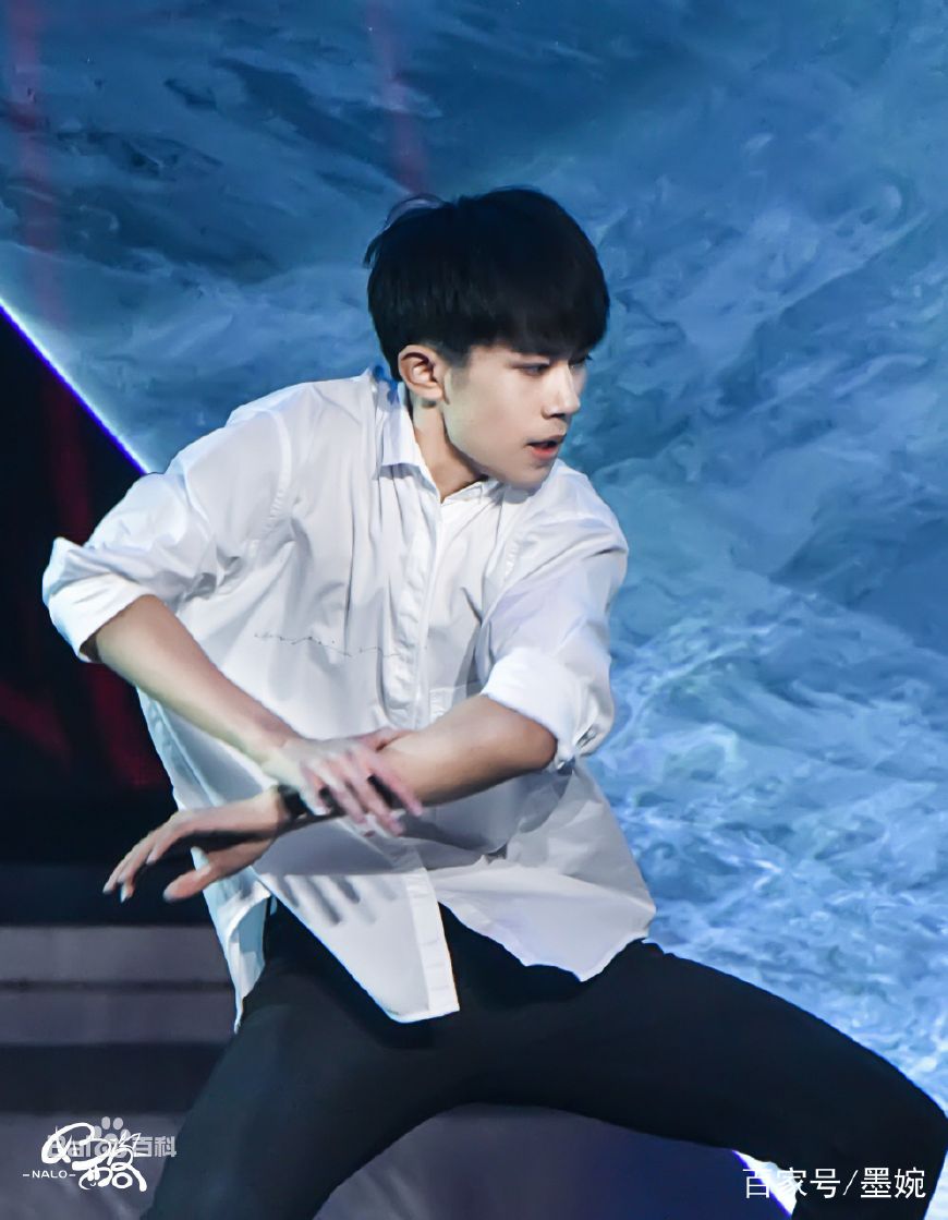 易烊千玺舞姿热烈利落控制力刚硬,易烊千玺热舞神场面