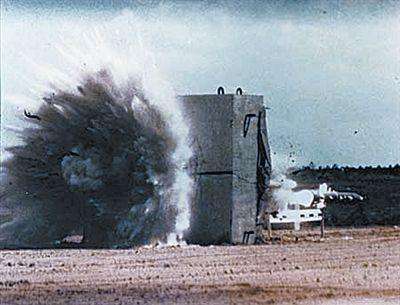 美军钻地弹炸穿地下室,美军空投炸弹之王