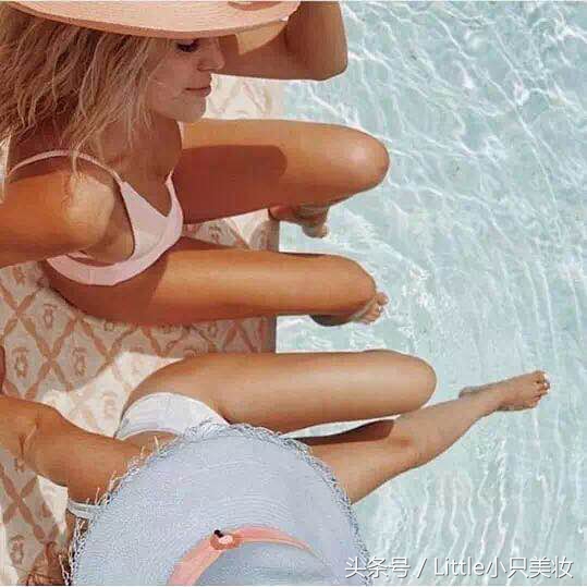 男生在女生的耳朵说悄悄话,男生和男生之间说悄悄话